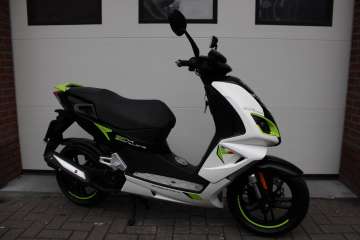 Peugeot Speedfight 4 sportline uit 2021 met slechts 2.435 km bromscooter