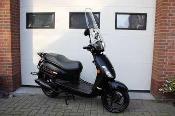 Sym Fiddle 2 Mat Zwart incl windscherm en sierbeugelset slechts 3.720