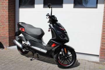 Peugeot Speedfight 4 Total uitvoering Absolute Nieuwstaat MAT ZWART