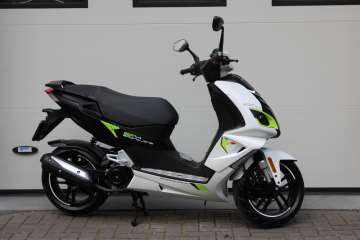 Peugeot Speedfight 4 sportline uit 2021 met slechts 7.500 km bromscooter