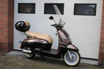 Peugeot Django Allure snorscooter Nieuwstaat met weinig km en vele optie's