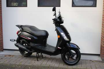 Sym Fiddle 2 Mat zwart bromscooter met laag windscherm