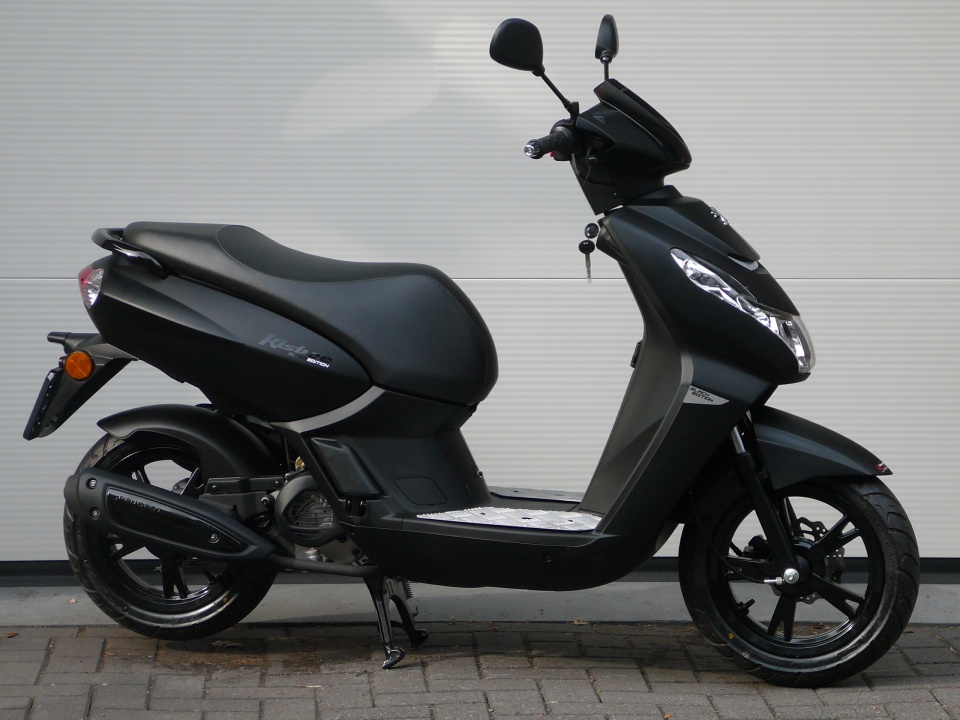 Peugeot Kisbee black edition - Metselaar scooters